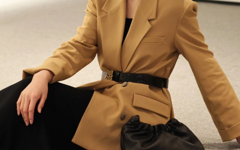 Should a Woman Wear a Belt with a Suit? (It Depends)