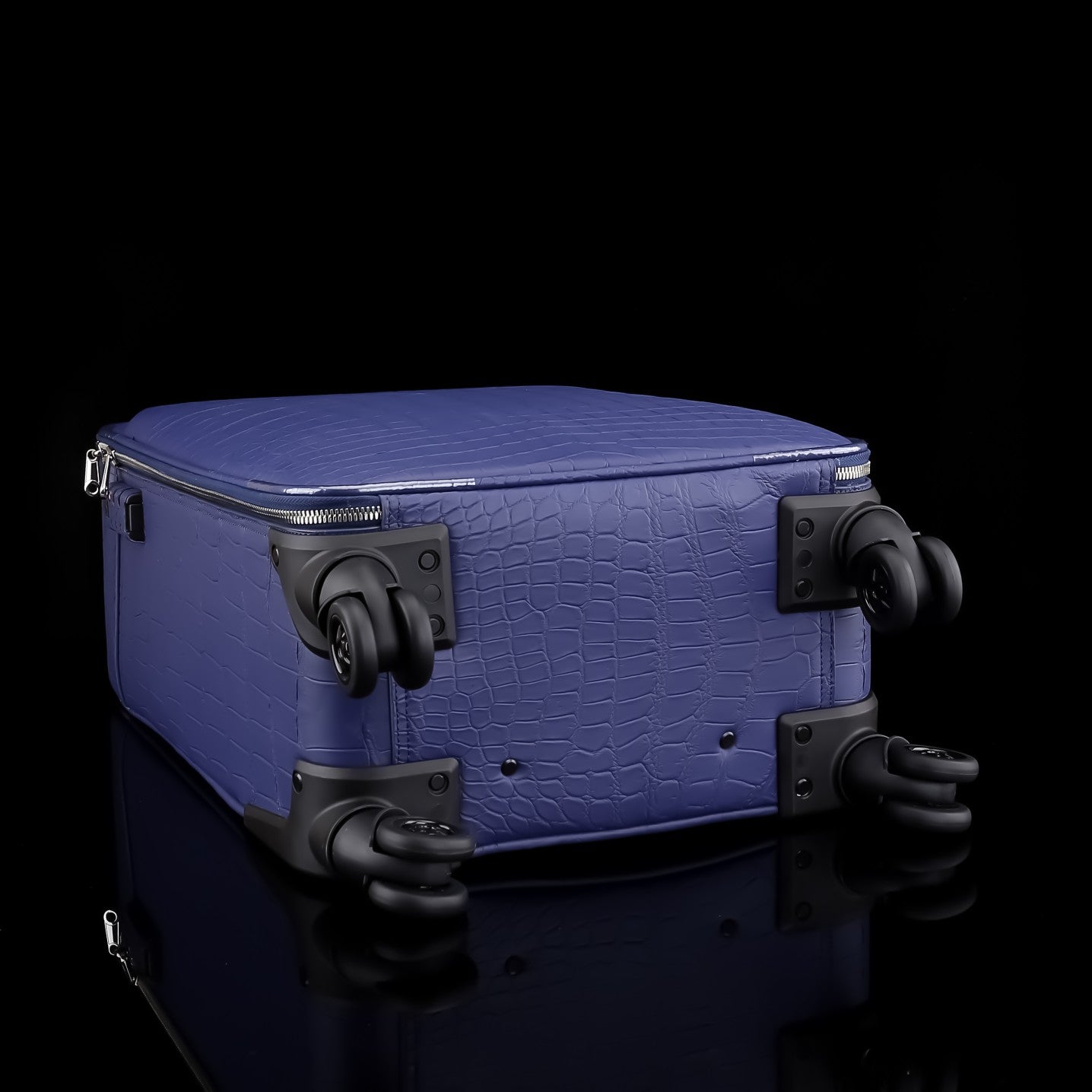 BELTLEY Blue Nile Crocodile Spinner Luggage
